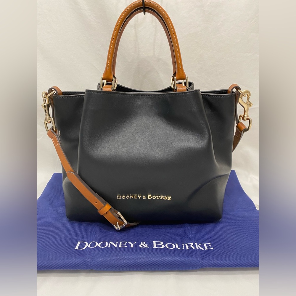 Dooney & Bourke City Barlow in black. Excellent Condition!